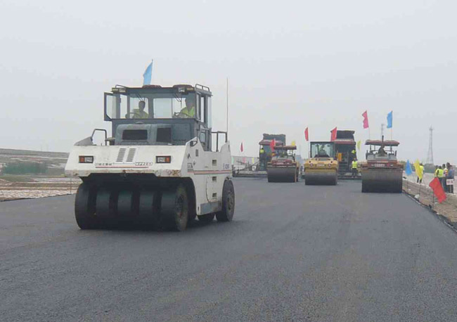 公司70＃瀝青、SBS瀝青產(chǎn)品用于青臨高速公路